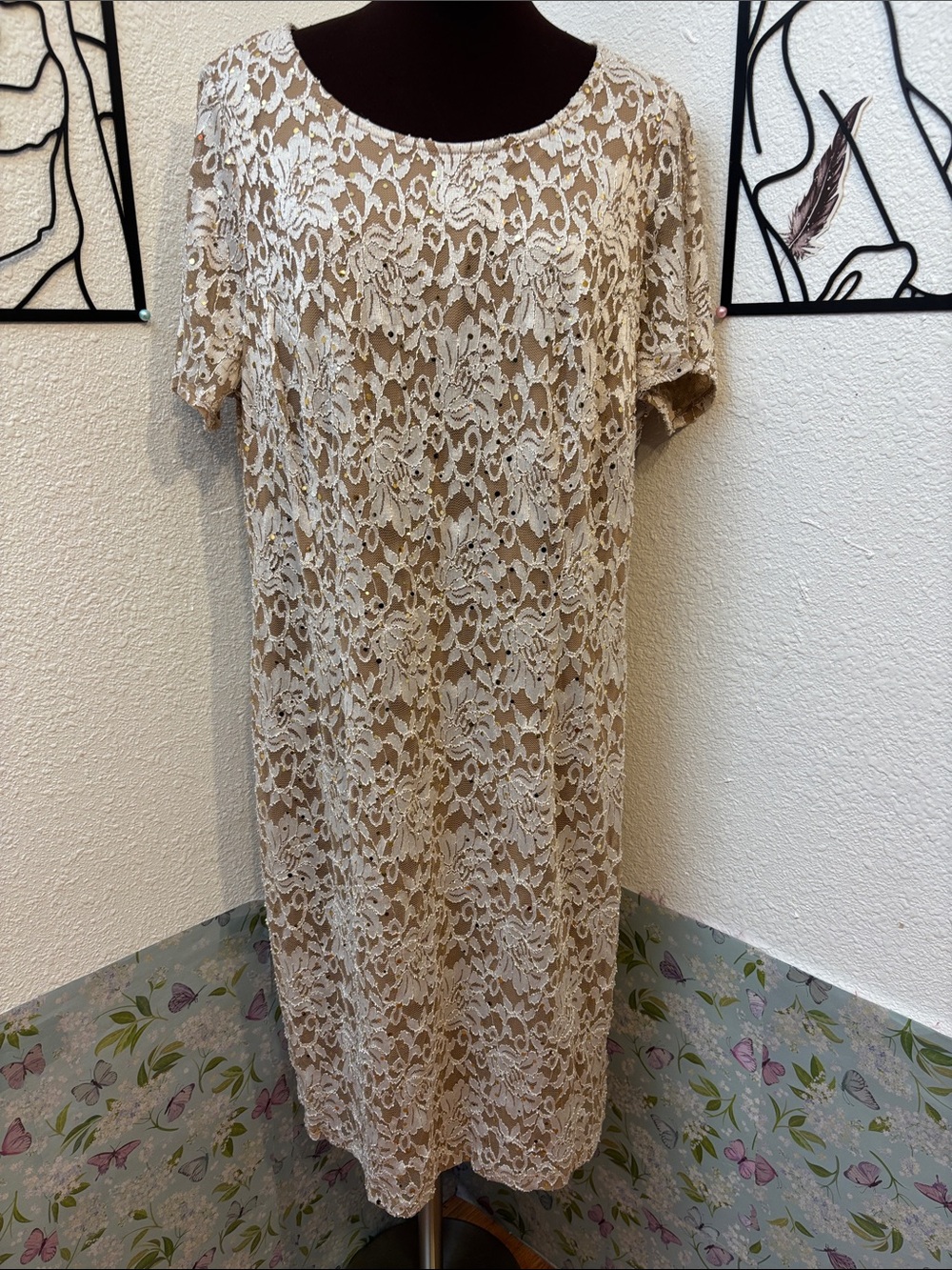 NWDT Candalite cream floral lace overlay taupe lining short sleeve dress. Size 2